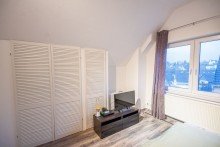 Schlafzimmer mit Einbauschrank VERKAUFT Maisonette-Wohnung als  Haus im Haus  mit Weitblick u. 4 Stellpl�tzen