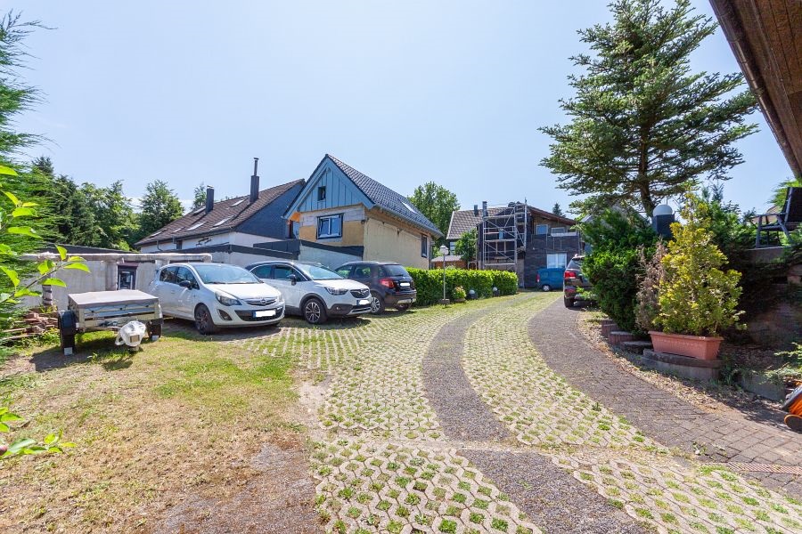 Hoffl�chen f�r mehrere PKW Einfamilienhaus Solingen