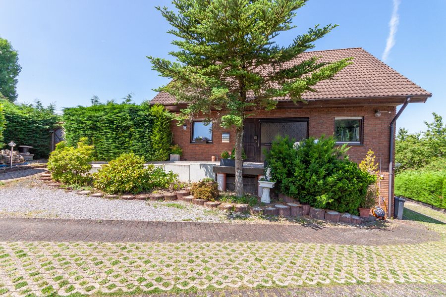 Hausansicht mit Hof Einfamilienhaus Solingen