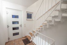 Eigener Eingang u. Treppenhaus VERKAUFT Maisonette-Wohnung als  Haus im Haus  mit Weitblick u. 4 Stellpl�tzen