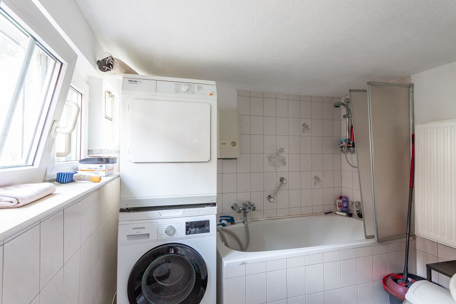 Bad mit Wanne und Waschbecken Reihenendhaus Solingen - Wald