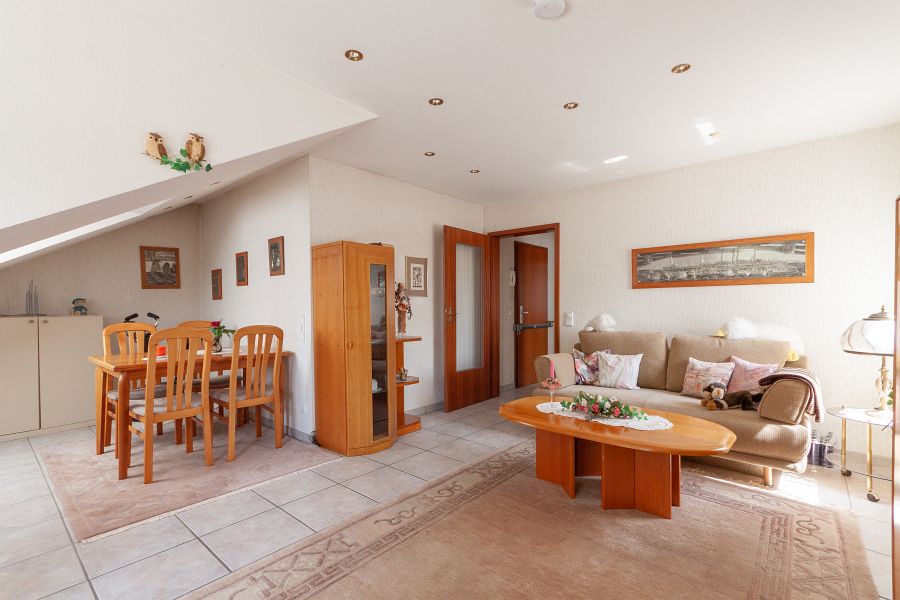 Wohnzimmer mit Essbereich Dachgeschosswohnung Solingen - Wald