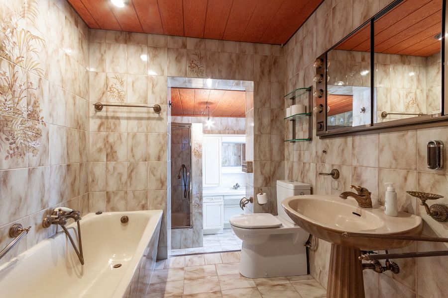 Badezimmer mit Wanne... Zweifamilienhaus Solingen - Aufderh�he