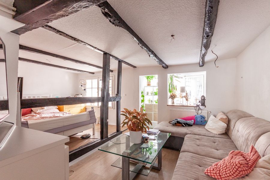 Wohnzimmer mit Schlafbereich Reihenendhaus Solingen - Wald