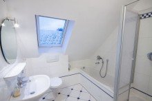 Bad mit Dusche u. Wanne VERKAUFT Maisonette-Wohnung als  Haus im Haus  mit Weitblick u. 4 Stellpl�tzen