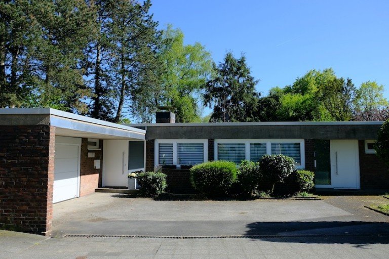 Hauptbild: Freistehender Bungalow im Bauhausstil mit separater Einliegerwohnung
