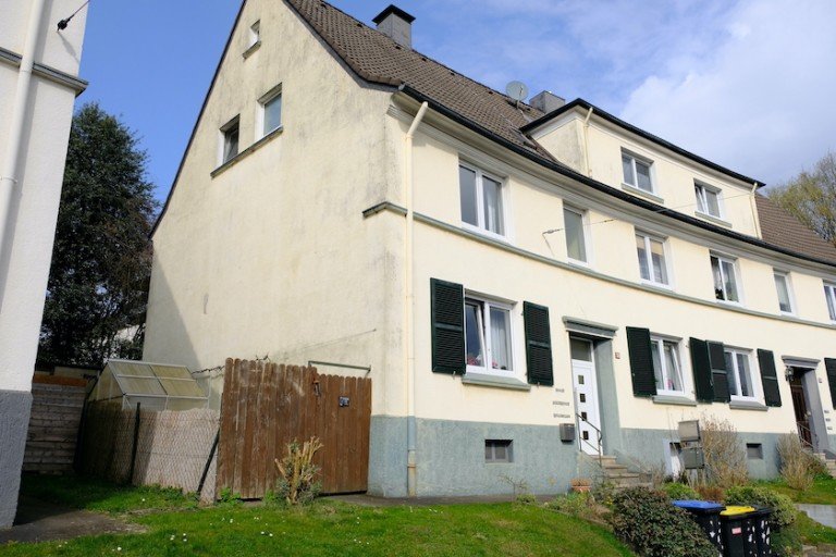 Stra�enansicht Solingen Mehrfamilienhaus 3-Familienhaus mit kleinem Garten in der S�dstadt