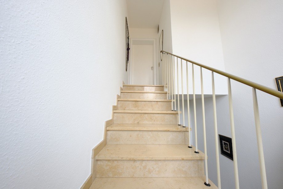 helles Marmortreppenhaus Penthousewohnung Solingen