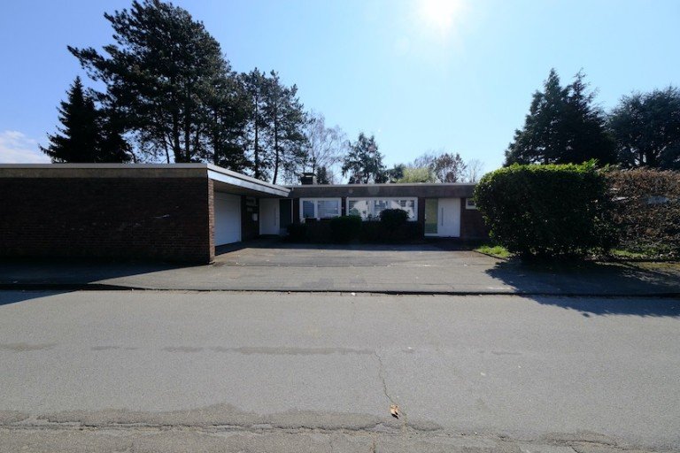 Hauptbild: Freistehender Bungalow im Bauhausstil mit separater Einliegerwohnung
