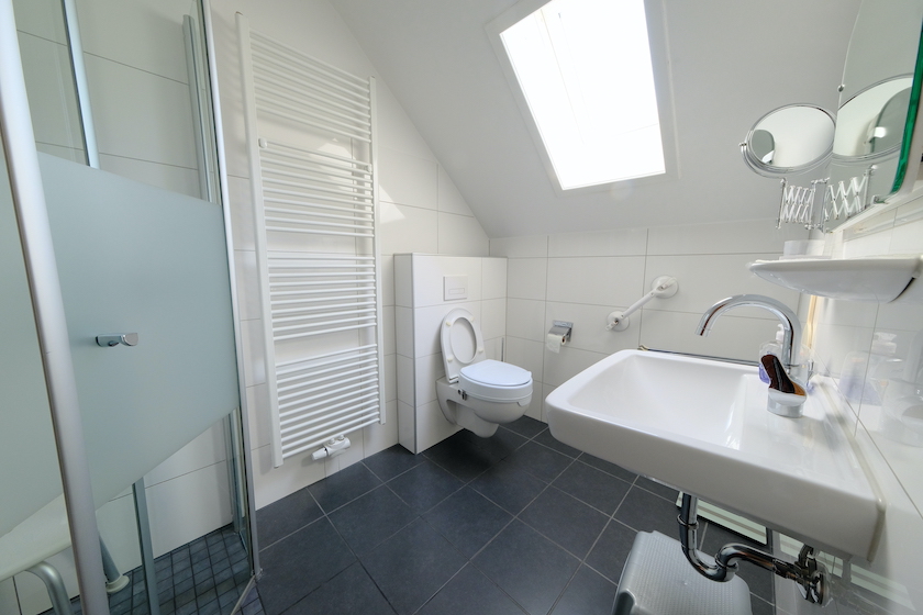 modernes Duschbad im DG Einfamilienhaus Solingen