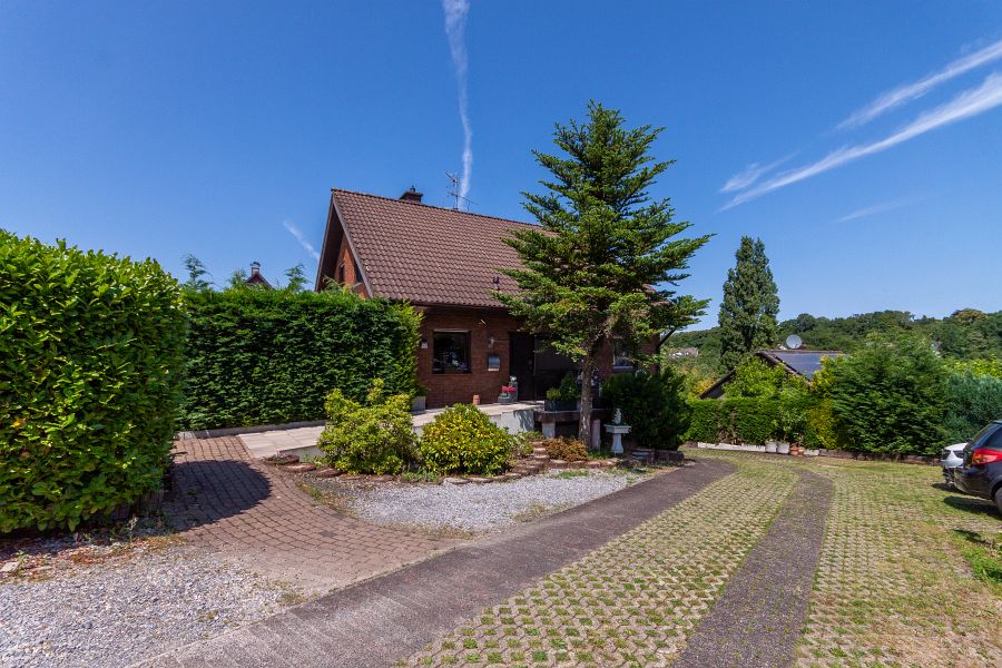 Hof mit Platz f�r mehrere PKW Einfamilienhaus Solingen