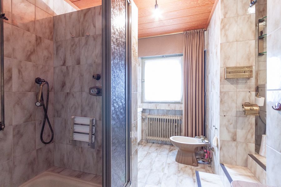 ...Bidet und Dusche Zweifamilienhaus Solingen - Aufderh�he