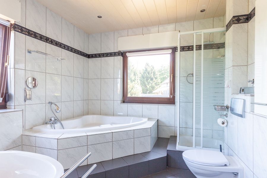 Badezimmer mit Dusche u. Wanne Einfamilienhaus Solingen