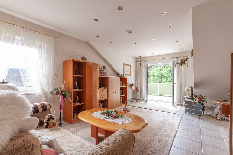 Wohnzimmer mit Balkon Dachgeschosswohnung Solingen - Wald